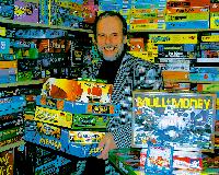 Der »Herr der Spiele«: Spiele-Treff-Organisator Chris Mewes besitzt über 2000(!) Brett- und Kartenspiele, die immerhin zwei Garagen und einen Kellerraum füllen.Foto: ct