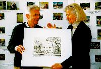Gilla Schmitt-Thiel freute sich sehr über das Geschenk von Ado Punzmann für die Mohr-Villa.
	Foto: Angelika Pietrzik