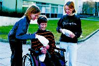 Mehr als »nur« Unterricht: Rund 350 körperbehinderte Kinder und Jugendliche werden zur Zeit in den Schwabinger Barlach-Schulen betreut.	Foto: rme