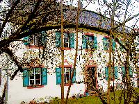 Das Haus in Haimhausens Dorfstraße steht unter Denkmalschutz, deswegen wurde es verkauft. Doch damit begannen die Schwierigkeiten erst richtig.	Foto: cr