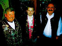 Josef Bischoff (li.) und Philipp Walther (Mitte) heißen die Schützenkönige 2002 von Eichenlaub Lohhof. Beide wurden vom ersten Schützenmeister Adalbert Mader (re.) ausgezeichnet.Foto: cr