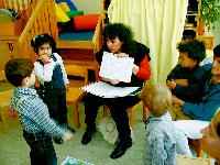 Langsam und deutlich spricht Edgardis Garlin die Sätze vor  so lernen ausländische Kinder im Kindergarten die ersten deutschen Wörter.	Foto: cr