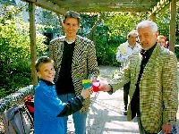 Manuel, 10, brachte den Stein im Dezember ins Rollen und stößt  jetzt zur Feier des Tages mit den beiden GWG-Mitarbeitern Michael Schmitt (mi.) und Eduard Knöpfle (re.) mit einem Glas Kindersekt an.	Foto: ta