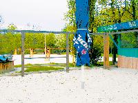Die Erweiterungen an der Beachvolleyball-Anlage von Robert Finkel (kl. Foto) sind verschwunden, dafür hat der Bayerische Volleyball-Verband als neuer Pächter den Saisonstart vorbereitet.	Fotos: ds/cr