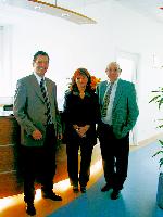 Dr.med. Th. Lehnert, neuer Vorstand B. Seemüller, und bisheriger Vorstand E. Stienen (v. li. n. re.)	Foto: pt