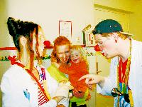 Die KlinikClowns zaubern der kleinen Nina ein fröhliches Lachen ins Gesicht.	Foto: Kinderkrankenhaus