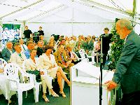 In seiner Ansprache zum 50. Jubiläum der Pfennigparade begrüßte der Vorstand Gernot Steinmann die 
2. Bürgermeisterin Dr. Gertraud Burkert und Staatsministerin Christa Stewens.	Foto: ds