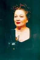 Madeleine Lienhard spielt in dem Stück in der Komödie im Bayerischen Hof die Rolle der Edith Piaf. 
	Foto: Rabanus