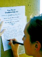 Die Berg-am-Laimer sammeln Unterschriften für »ihre« Stadtteilbücherei.	Fotos: ms