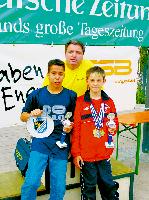 V. l. Eduard Gebhard und Patrick Hausotter mit Trainer Elvir Magafic (Mitte).