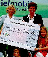 Der Scheck über 6.250 Euro erfreute die Kids.