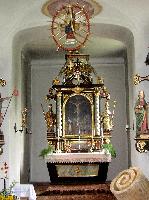 Herzstück der kleinen Kirche: Der prächtige Altar mit romanischem Kreuz und schönem Rosenkranz.