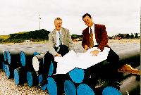 Jürgen Muth, Projektleiter der Allianz Arena München Stadion GmbH, und Herbert Reiner, SWM-Projektleiter Stadion, bei den Vorarbeiten.
