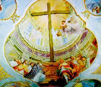 Herzstück der kleinen Kirche: Der prächtige Altar mit romanischem Kreuz und schönem Rosenkranz. Die Decke schmückt ein Gemälde, das eventuell sogar Asam-Schüler gestaltet haben.	Fotos: ta