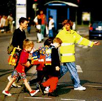Isabella Eisenreich hilft kleinen und großen Schülern über die Straße.	Foto: KVR