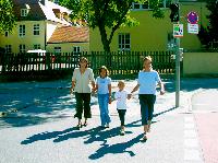 Paula Sippl, Ina Kubitscheck, Katrin und Andrea Kubitscheck proben Katrins Schulweg (von links).	Foto: sk
