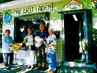 Monika Pech, Martha Weinzierl, Günter Hiegemann und Margarete Gies (v. li.) vor der Coroatà-Hütte, dem Eine-Welt-Laden in Feldmoching.	Foto: cr