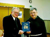 Dr. Franz Lurz (li.) und Siegfried Huber, Stadtpfarrer von St. Joseph, präsentieren die Chronik. 	Foto: rme