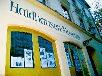 25 Jahre gibt es das Haidhausen-Museum. Aus diesem Anlass wurde am Freitag ein neues Modell der großen Herbergssiedlung »In der Grube« gezeigt: Hans und Ruth Irlbacher (v. l.) mit Hermann Wilhelm.	Fotos: ms