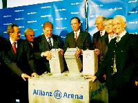 Karl-Heinz Wildmoser, Michael Albert und Franz Beckenbauer setzen »ihre« Quader in den Grundstein der Allianz-Arena ein.	Foto: cr