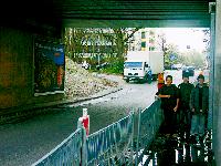 Unpassierbar wegen Pfütze: Schüler am vorgesehenen nördlichen Fußweg der Bahn-Unterführung an der Johanneskirchner Straße.	Fotos: ms