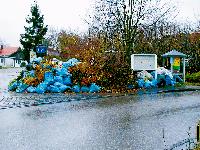 Ein verschandeltes Ortsbild, belastete Grünflächen und Kosten für den Steuerzahler verursachen die wild abgeladenen Plastiksäcke am Riemerfeldring/Daxenäckerweg.	Foto: Stadt Garching