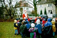 Keine Furcht vor dem Nikolaus  viel mehr sind die Kinder neugierig.	Foto: Gabriele Hofmeister