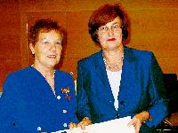 Anerkennung für 25 Jahre ehrenamtliches Engagement: Staatsministerin Christa Stewens verleiht Inge Kalleder und Isolde Vogl das Bundesverdienstkreuz am Bande.	Foto: aw
