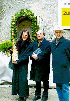 Stadträtin Claudia Tausend platzierte die Schutzheilige der Tunnelbauer, die Heilige Barbara, am Eingang der neuen Röhre. 	Foto: Baureferat