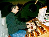 Organist Flavio Ost übt schon fleißig für die musikalische Andacht in der Erlöserkirche am Freitag, 20. Dezember, um 18 Uhr.	Foto: aw