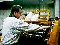 Noch gibt die Orgel von St. Wolfgang wenigstens ein paar Töne von sich. Aber auch das könnte bald vorbei sein, fürchtet der Kirchenmusiker Stefan Ludwig.