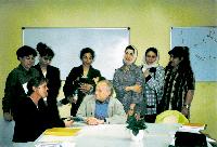 Hintere Reihe von links: Kursleiterin Nasima Ebrahimi mit Teilnehmerinnen des Alphabetisierungskurses.