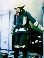 Ein Feuerwehrmann übt für den Ernstfall.	Foto: rme