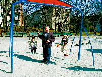 Der Spielplatz in der Karl-Lipp-Straße wird gern von den Kindern genutzt. Damit alles in Ordnung bleibt, wünscht sich der Kinderbeauftragte für Moosach, Peter Strupp, Spielplatzpaten im Stadtteil.	Foto: cr