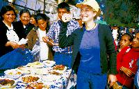 Die Menschen in Peru begegneten Julika Selinger herzlich und offen. Auf dem Markt	in Cutervo hat sie kulinarische Spezialitäten des Landes probiert, von denen sie bei der »Linie 1« erzählt.	Fotos: Privat