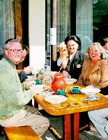 Pfarrer Hans Schroeder (li.) genießt sein Essen mit Rudolph Moshammer (mi.), Daisy und »Organisatorin« Marie-Luise Grosse-Leege (2. v.re.).	Foto: ta