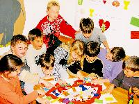 »Lob und Dank« aus Kindermund: Mit Begeisterung basteln die Kommunion-Kinder von St. Severin an ihrem Plakat.	Foto: rme