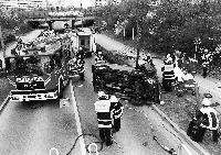 Sieht schlimm aus, ging halbwegs glimpflich aus: Unfall an der Lassallestraße.Foto: Feuerwehr