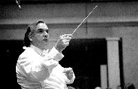 Jordi Mora dirigiert das Bruckner-Orchester.