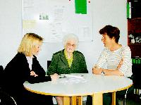 Kompetente Hilfe in Sachen Pflege bieten Birgit Ludwig (links) und Angelika Rebhan.	Foto: aw