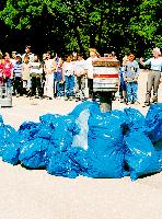 »Müll, Müll, Müll«  sangen und sammelten die Grundschüler an der Eduard-Spranger-Straße am Samstag.	Foto: Privat