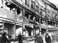 Das Münchner Stadtmuseum steht heute zum Teil auf dem Platz des ehemaligen Kaufhauses Uhlfelder. In der Progromnacht, 9. November 1938, wurde es zerstört.	