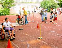 Gar nicht so einfach  Schüler testeten sich im Umgang mit dem Rollstuhl in einem Parcours und waren von den Problemen überrascht.