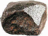 Besuch aus dem Weltall: Dieser Meteorit schlug am 6. April 2002 im Allgäu ein.