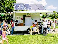 Das Solar-Info-Mobil informiert bei der Stadtteilwoche Moosach über Solarenergie.