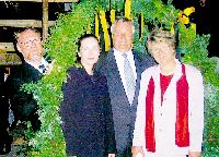 Diplomingenieur Otto Braach, die stellvertretende Baureferentin Rosemarie Hingerl, Ministerialdirigent Dieter Wellner und  Bürgermeisterin Gertraud Burkert (v.li.) in der Richtfest-Krone.