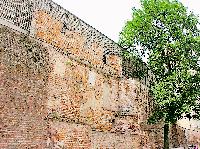 Der Neubau des Kultusministeriums will in seiner Fassadengestaltung die alte Stadtmauer aufgreifen.	Foto: rme