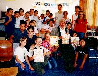 Die Jungs und Mädels der 4 a der Thelottschule mit Kinderbuchautor Dr. Hans Gärtner, bei der Lesung im Rahmen der Projektwoche.