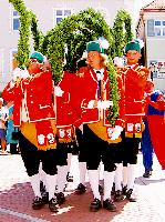 Zur Feier des Tages tanzten die Ismaninger Schäffler, die aber, laut Tradition, erst wieder 2005 auftreten dürfen. 	Foto: Privat