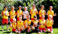 Die kleinen Meister vom SV Lohhof präsentieren stolz ihr Trophäen.